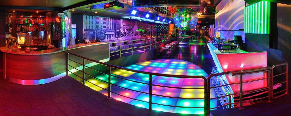 A The History é uma das mais tradicionais baladas de SP. Ela tem diversas luzes coloridas espalhadas e uma parte do piso fica toda iluminada. Do lado esquerdo há um bar. 