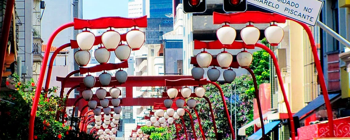 Um passeio pelo Bairro da Liberdade também cai muito bem neste Dia Mundial da Fotografia. Por lá você vai encontrar a famosa decoração japonesa com muitos itens na cor vermelha. 