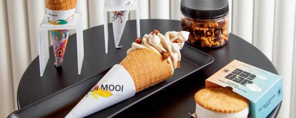 A Mooi Mooi serve diferentes produtos. Entre eles têm a casquinha com sorvete, o biscoito recheado de sorvete e a pipoca caramelizada. 