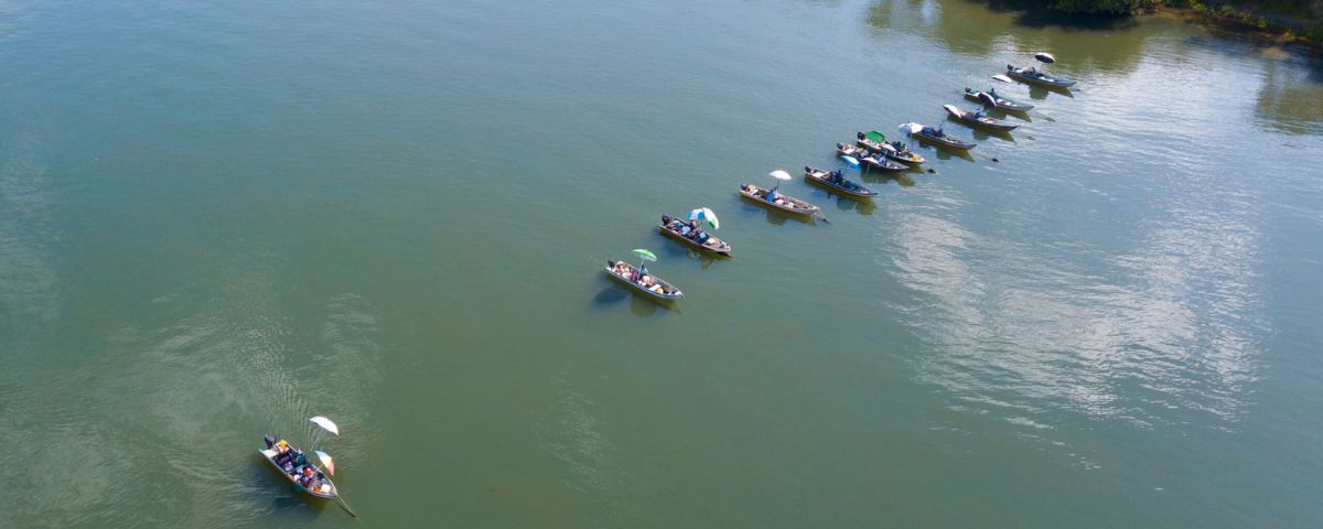 Diversos barcos em rio do Pantanal Paulista. 