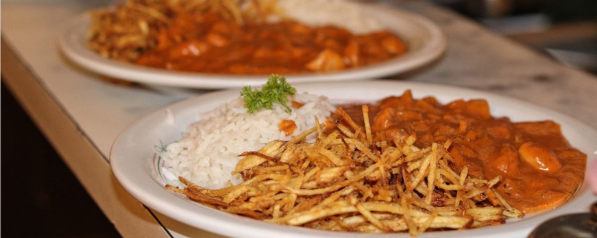 Prato de estrogonofe com arroz e batata palha é servido no restaurante Muquifo. 