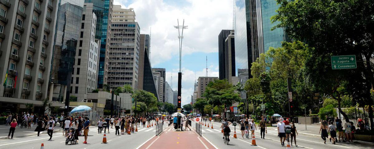 A Avenida Paulista fica fechada para carros aos domingos e feriados. Por lá as pessoas caminham e andam de bicicleta passeando. 