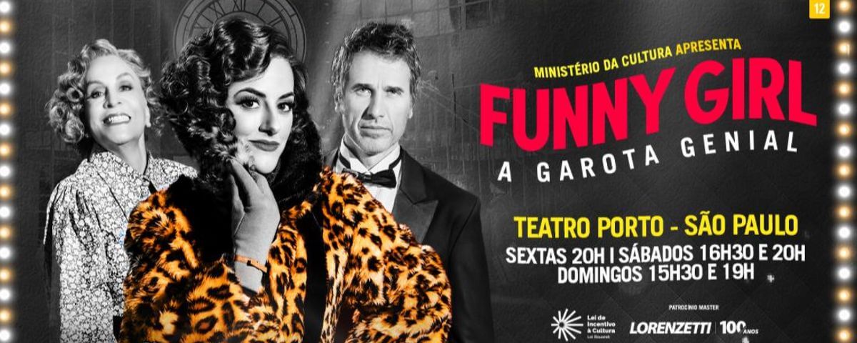 O folder do musical "Funny Girl" tem uma foto dos atores em preto e branco, apenas com o casaco da atriz principal colorido em destaque, que tem a estampa de animal print. 