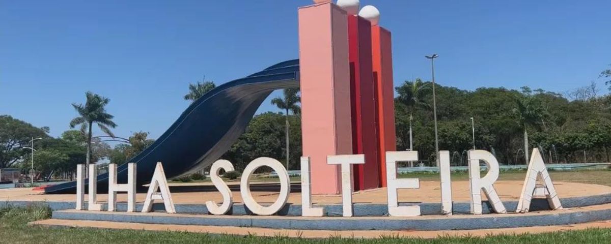 Letreiro escrito "Ilha Solteira". A ilha fica localizada no Pantanal Paulista. 