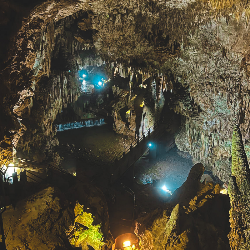 A Caverna do Diabo, em Eldorado, tem diversas formações rochosas em diferentes tamanhos. Algumas luzes iluminam o local para os visitantes. 