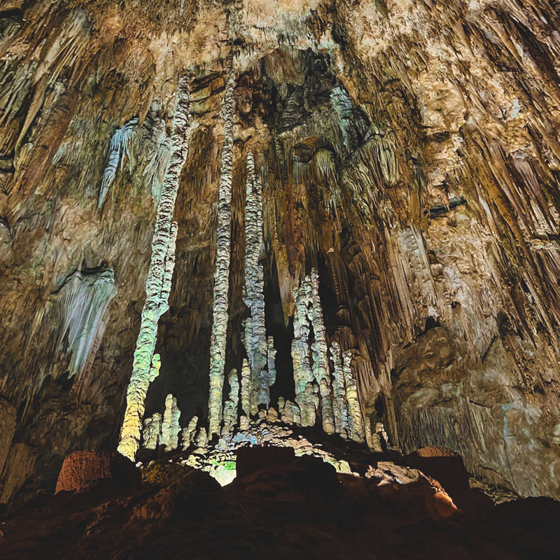 Alguns pedaços das formações rochosas da caverna se estendem do chão até o teto, como se fossem pilastras. 