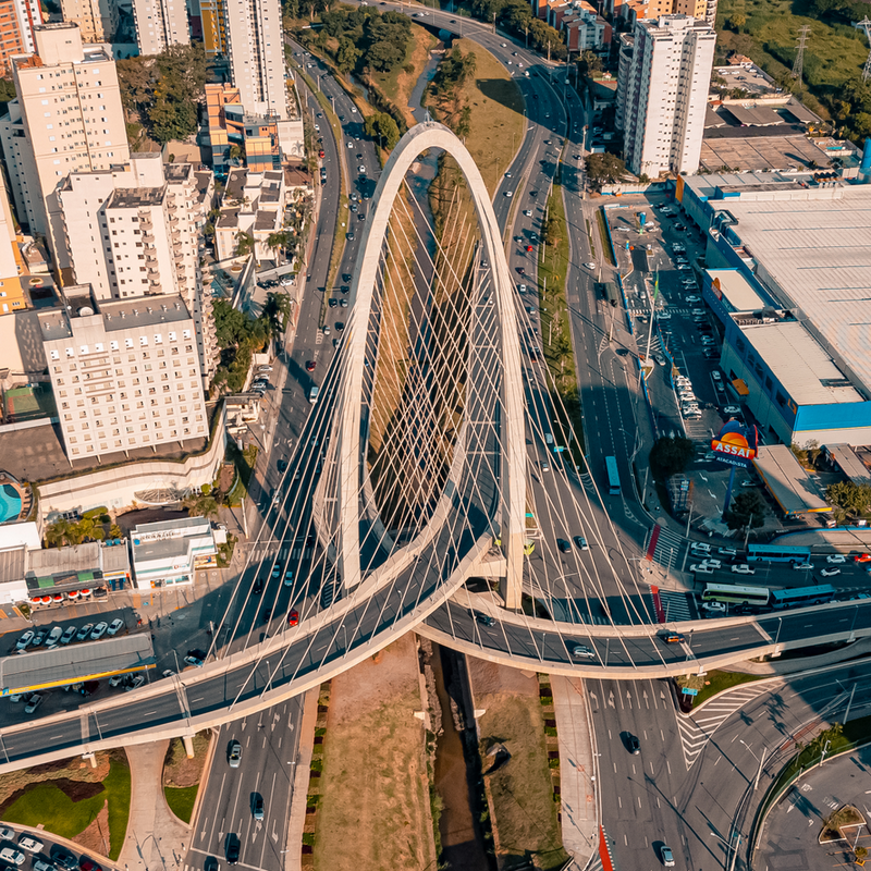 Ponte Estaiada, com 100 metros de altura e diversas ruas no seu cruzamento. 