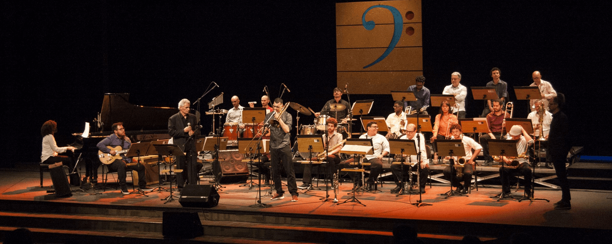 Músicos tocam em apresentação no Conservatório de Tatuí.