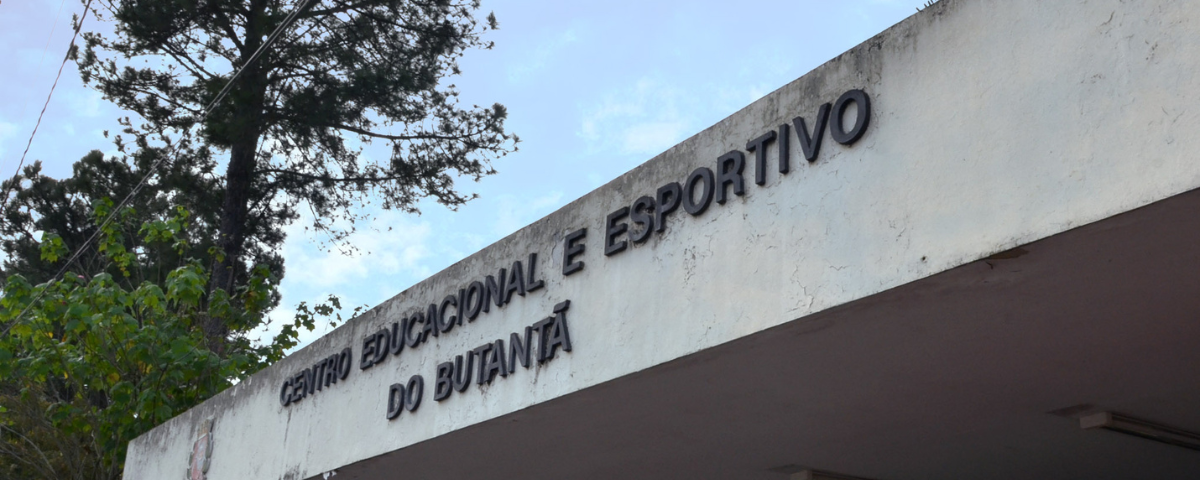 Fachada do Centro Educacional e Esportivo Butantã, com o nome do mesmo escrito na cor preta. 