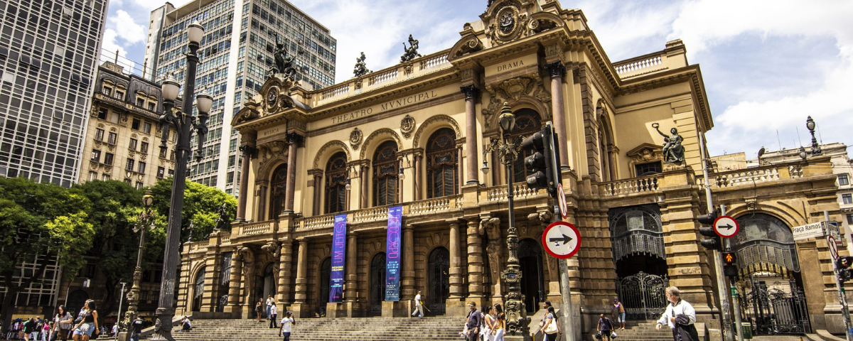 O Dia Nacional do Teatro é a oportunidade perfeita para conhecer o Theatro Municipal de São Paulo. Ele fica em um prédio antigo, com arquitetura neoclássica e tem a cor bege claro. 