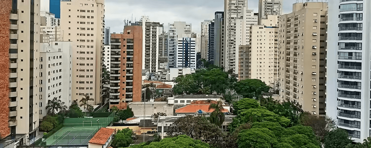 Prédios e árvores na região de Ibirapuera & Moema. 