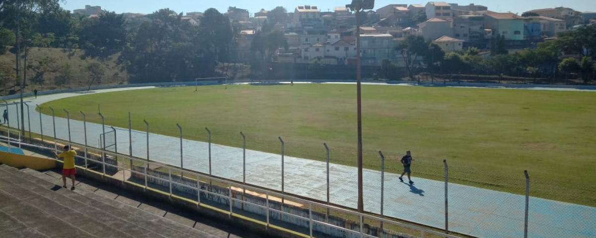 Pista de atletismo, com uma pessoa correndo. No meio da pista há um gramado e do lado de fora uma arquibancada. Ela fica no Centro Esportivo Vila Maria.