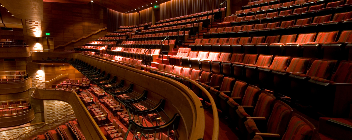As poltronas do Teatro Bradesco possuem a cor vermelho escuro e a arquibancada tem três andares. Que tal fazer uma visita ao teatro neste Dia Nacional do Teatro? 