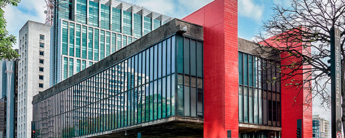 O prédio do MASP possui um formato retangular, com espelhos e pilastras vermelhas. O museu fica na região da Paulista e Jardins.