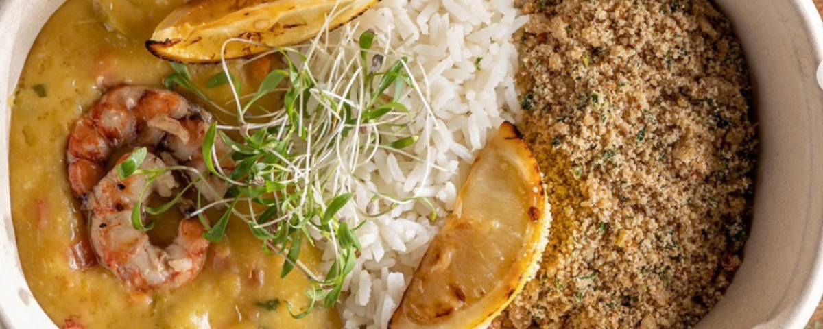 Prato com bobó de camarão, arroz e farofa. 
