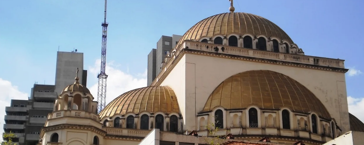 A Catedral Metropolitana Ortodoxa Antioquina de São Paulo possui uma cúpula dourada na parte de cima da sua estrutura. Ela é uma das incríveis catedrais em SP. 