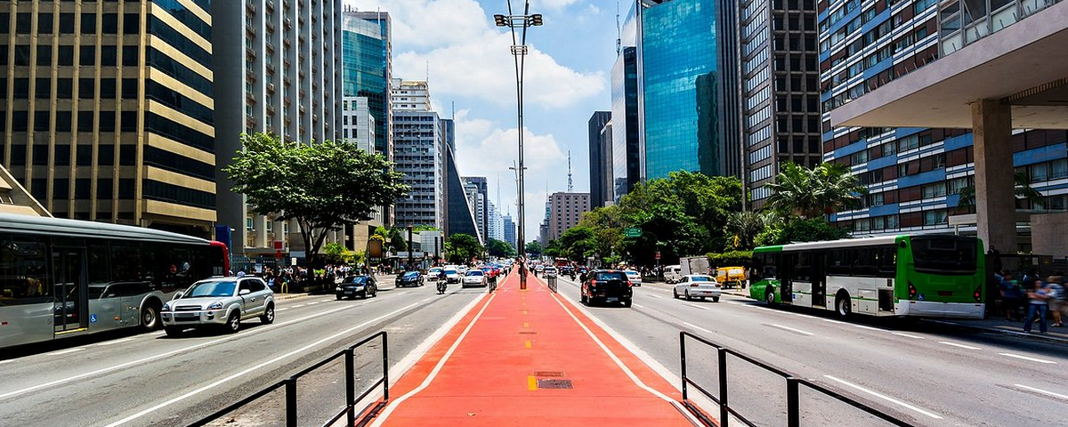 A Avenida Paulista possui duas faixas largas para carros e uma ciclovia entre elas. 