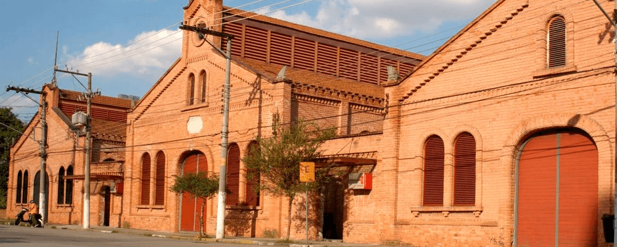 A Cinemateca de SP fica em um prédio com tijolos marrons e tem a forma de uma casa antiga. 