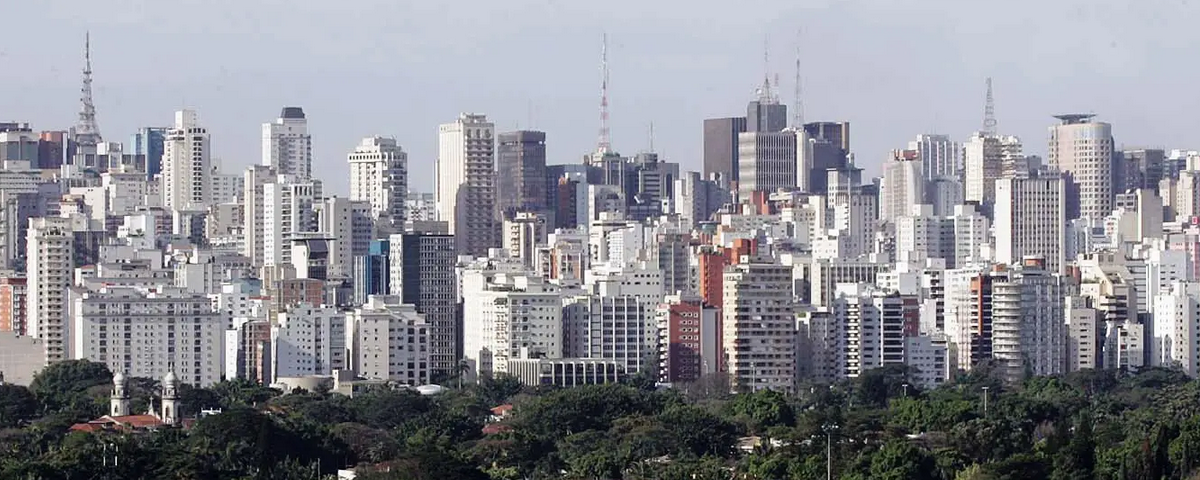 Vista com edifícios e algumas árvores na região da Paulista e Jardins.