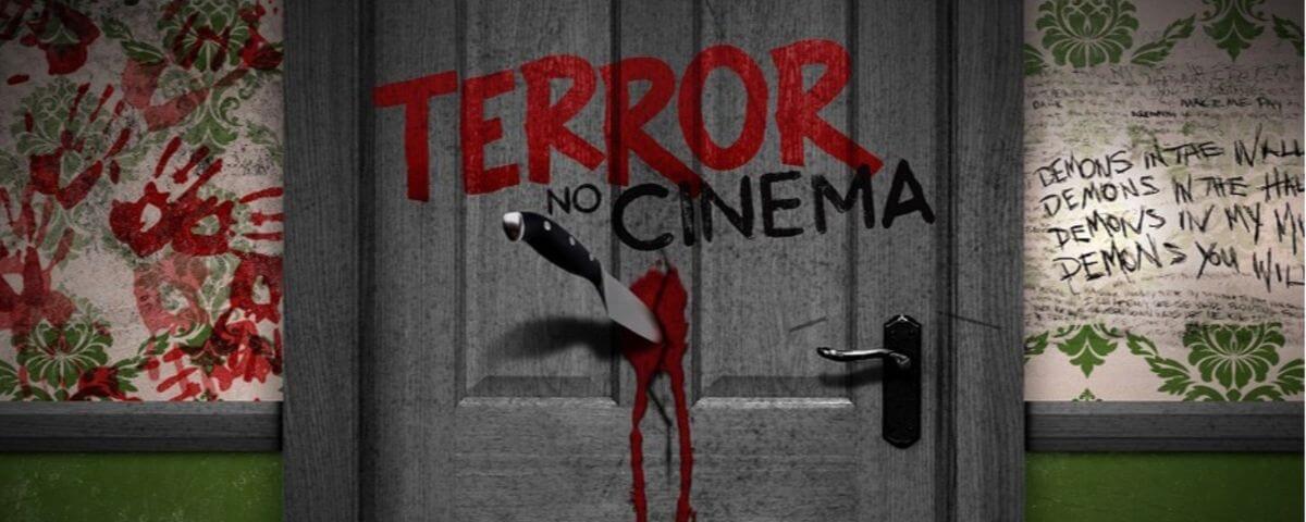 Uma das exposições de outubro está no MIS. O banner da exposição "Terror no Cinema" tem uma faca cravada na porta e o nome escrito em vermelho e preto. 