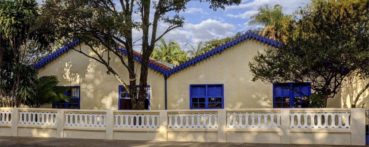 A casa onde fica o Museu Casa de Portinari é amarela clara com as janelas e o telhado azuis. Essa é mais uma opção de passeio cultural. 