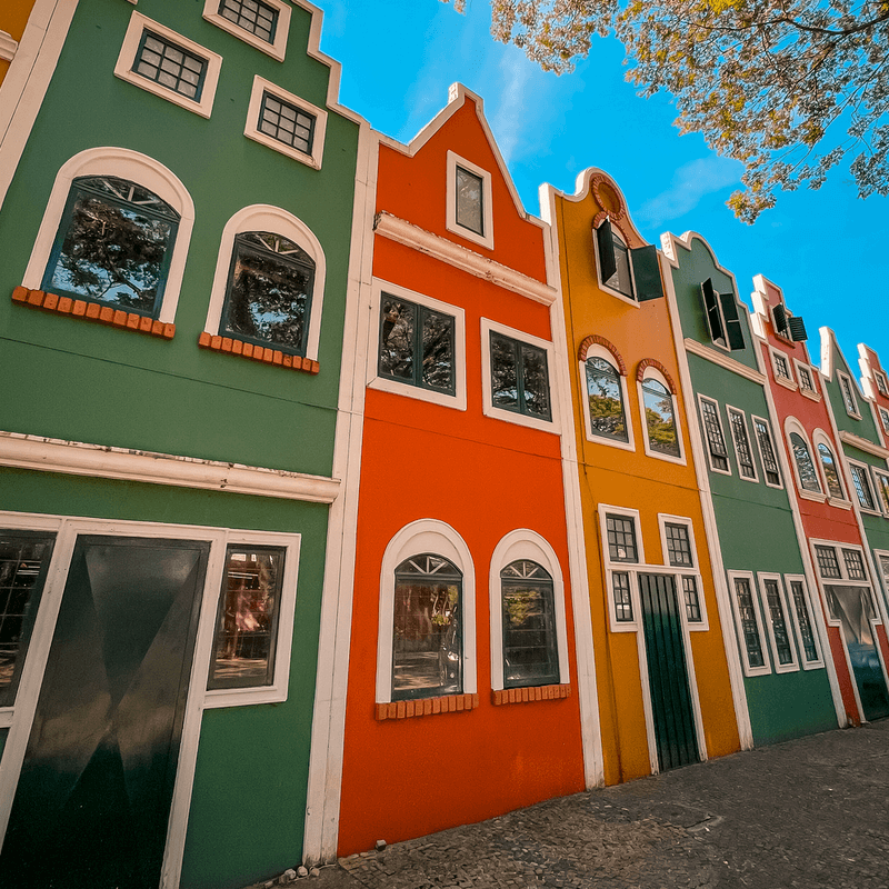 O Centro da cidade de Holambra possui casas coloridas. 