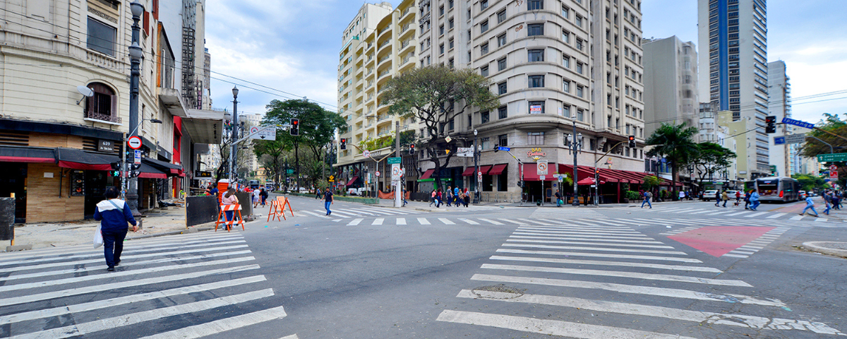 Diversas faixas de pedestre cruzam uma das mais famosas ruas de SP: a Avenida São João. 