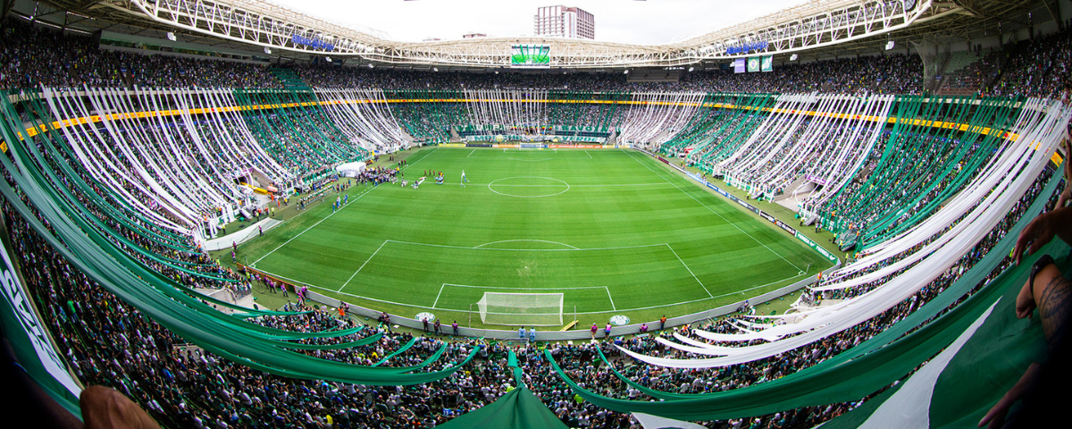 O Allianz Parque é o estádio do Palmeiras, e em dia de jogo do time a arquibancada carrega fitas verde e branco para homenagear. 