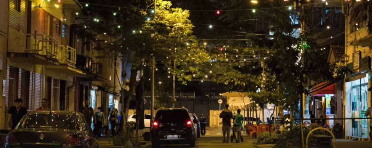 A Rua dos Pinheiros é iluminada com diversas luzes durante a noite. 