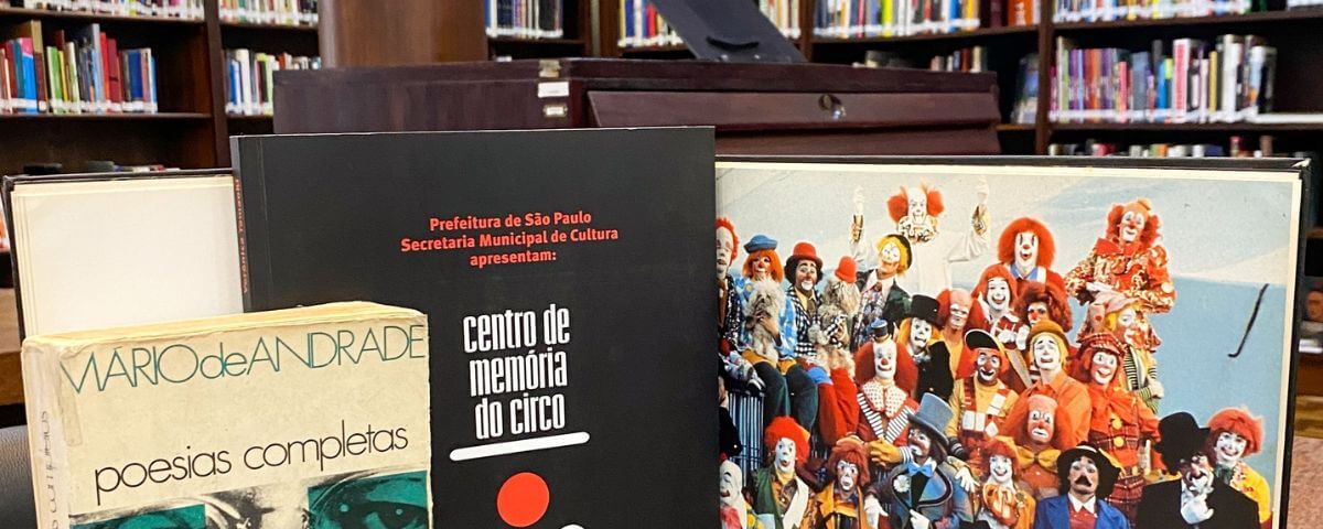 Livros são expostos na Biblioteca Mario de Andrade. Fazer uma visita ao local é uma ótima maneira de celebrar o Dia Nacional da Língua Portuguesa. 