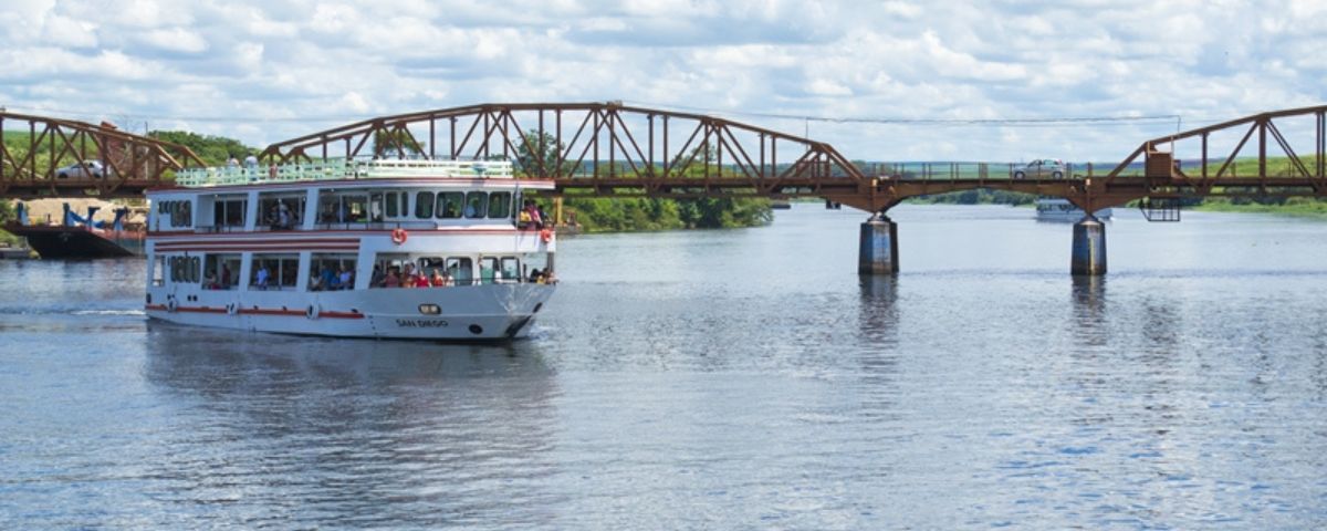 Um dos rios de SP mais conhecidos, o Rio Tietê, possui uma grande parte que é limpa, onde passam barcos e há também uma ponte. 