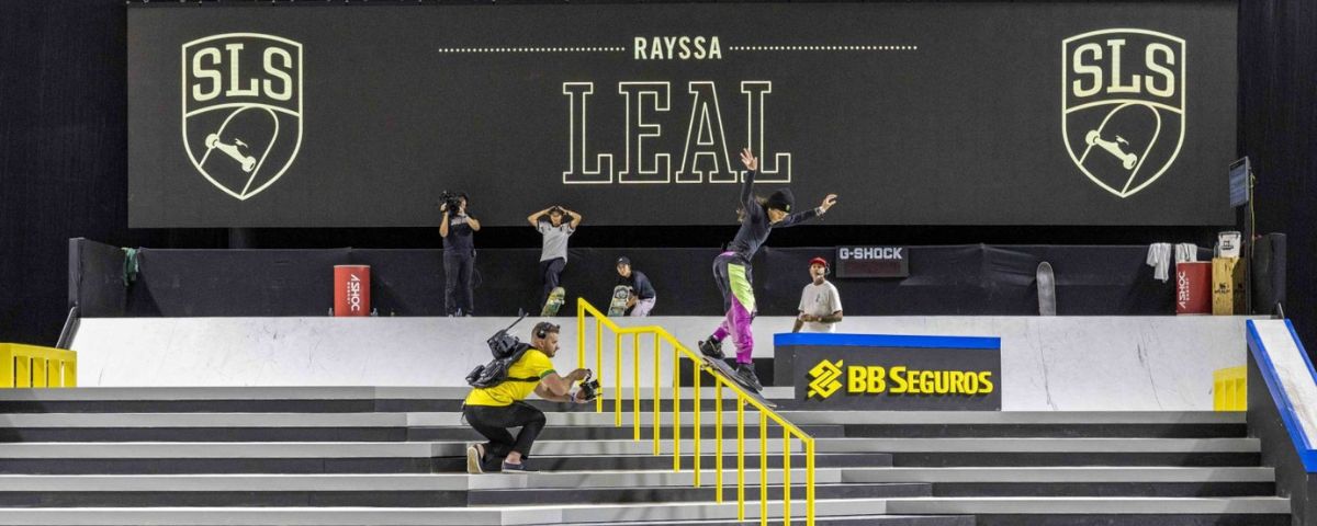 Outro entre os eventos de dezembro é o Skate Street, que vai acontecer no ginásio do Ibirapuera. A imagem mostra a atleta Rayssa Leal deslizando por um corrimão com seu skate. 