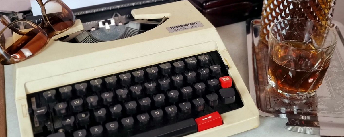 Antiga máquina de escrever é vendida em um dos lugares vintage de SP. 