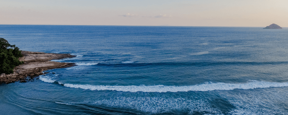 A Praia de Camburi possui o mar com a cor azul turquesa. 