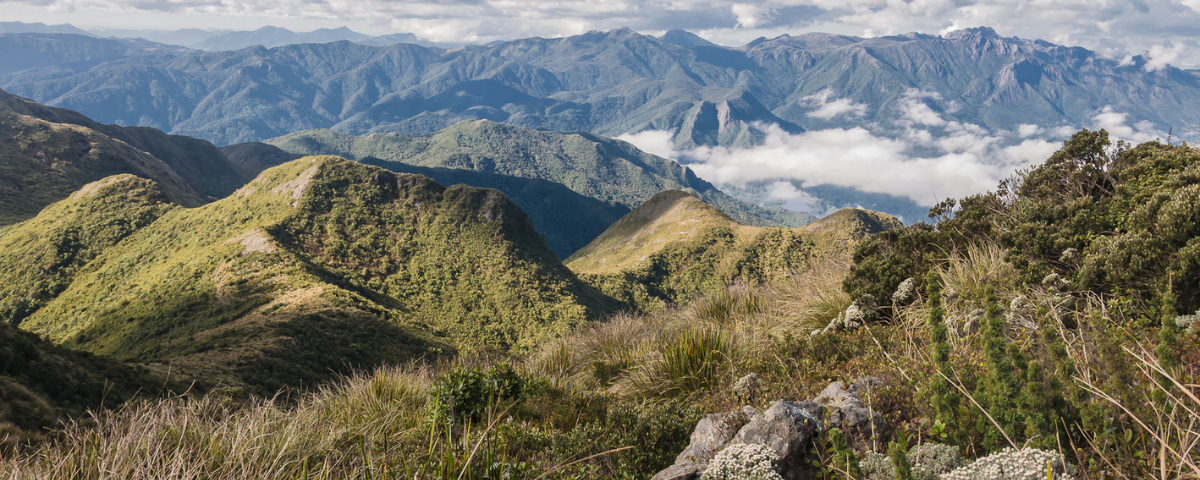 Região com diversas montanhas. 