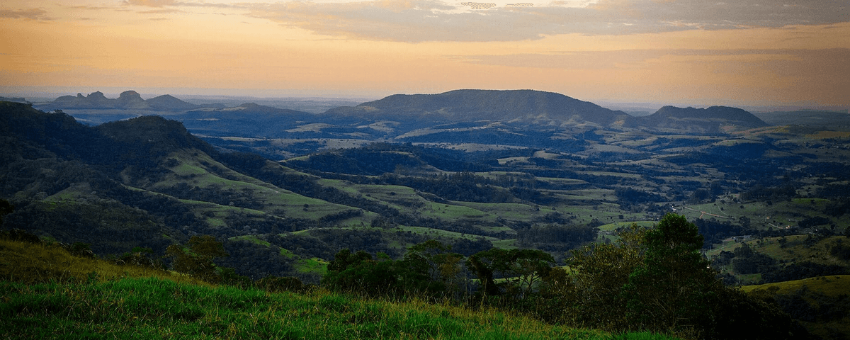 Vista da região Cuesta, com diversas montanhas. 