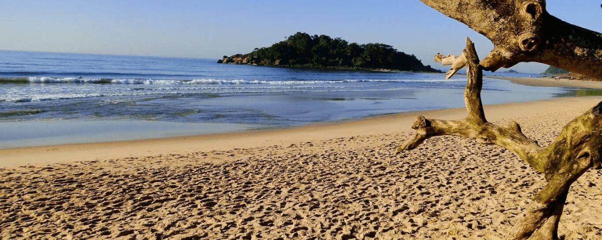 Outra entre as belas praias de SP é a Praia Branca, no Guarujá. Ela recebe esse nome pela areia clara que contrasta com a cor azul do mar. 