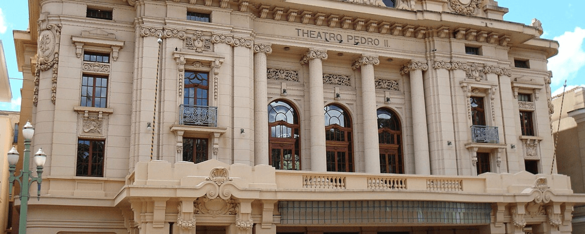 O Theatro Pedro II possui uma fachada com estilo clássico na cor bege. 