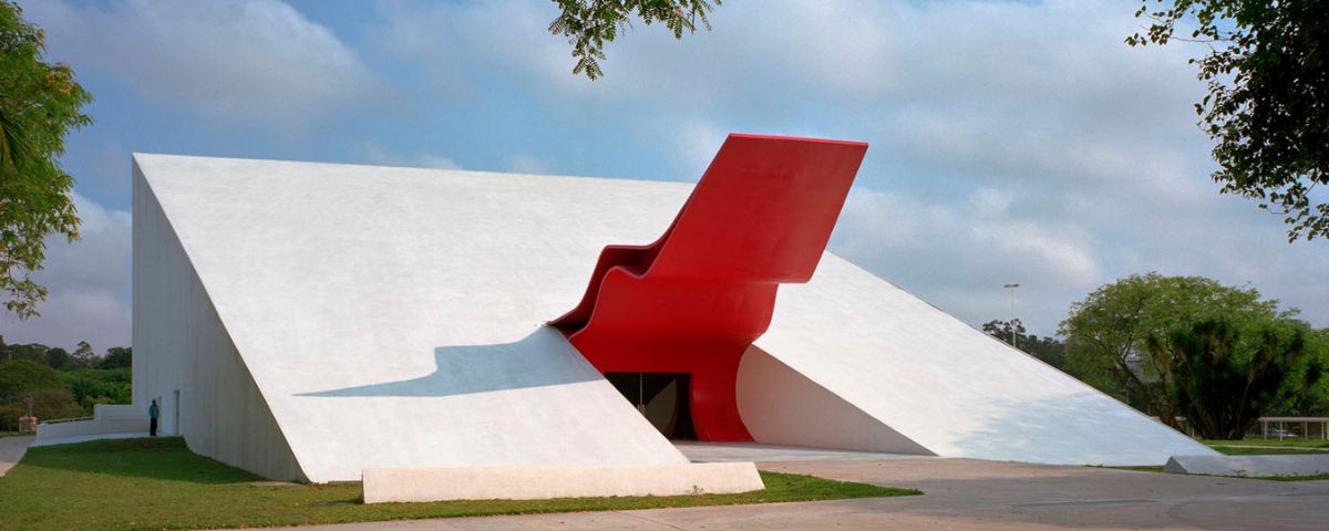 O Auditório do Ibirapuera é todo branco, com a entrada na cor vermelha. 