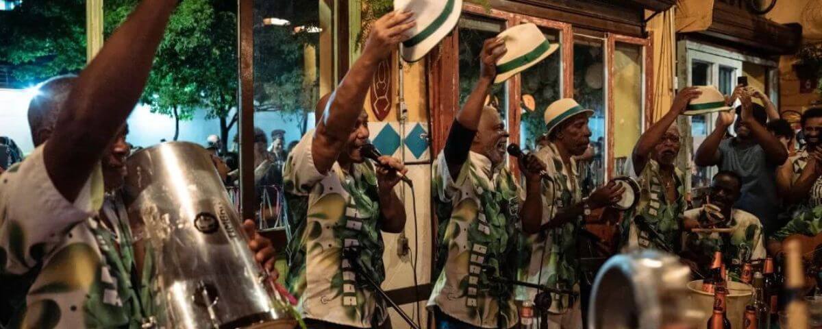 Banda se apresenta no Boteco da Dona Tati em celebração ao Dia Nacional do Samba. 