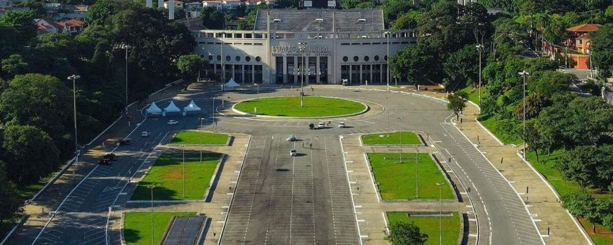 A Praça Charles Miller fica em frente ao Estádio do Pacaembu e de lá saem diversas corridas de rua. 