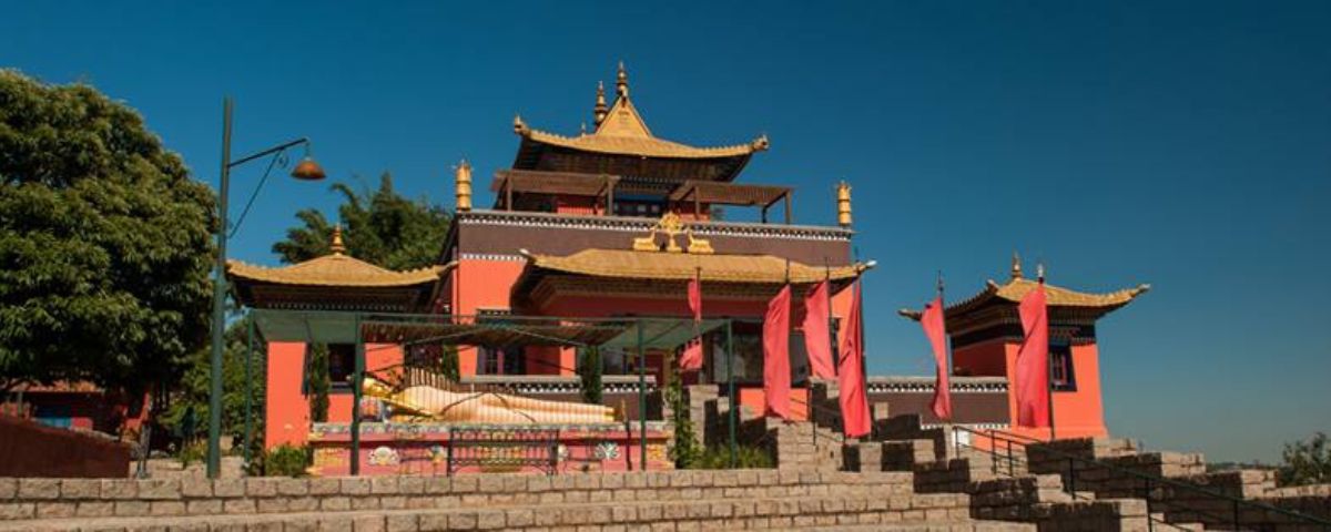O Templo Odsal Ling possui as cores vermelho e amarelo claro em sua arquitetura. 