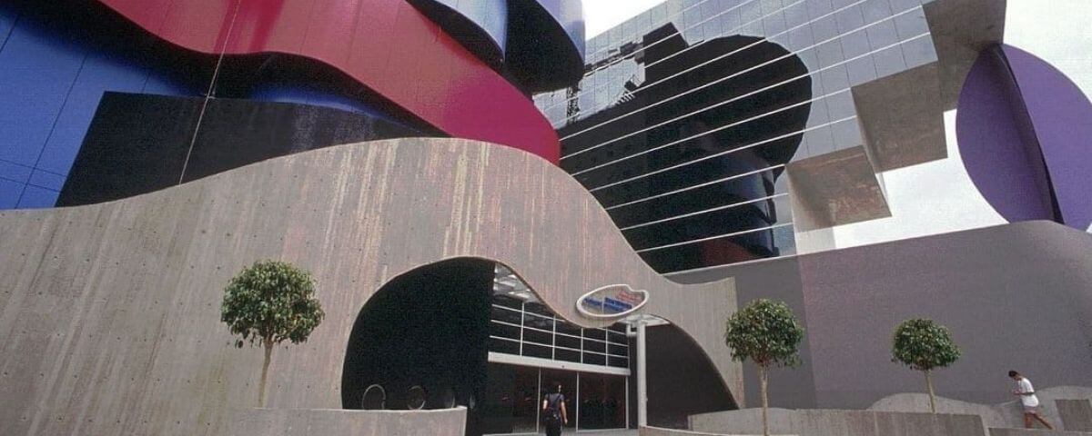 O prédio do Instituto Tomie Ohtake possui um estilo modernista, com curvas e cores cinza, vermelho e azul. 