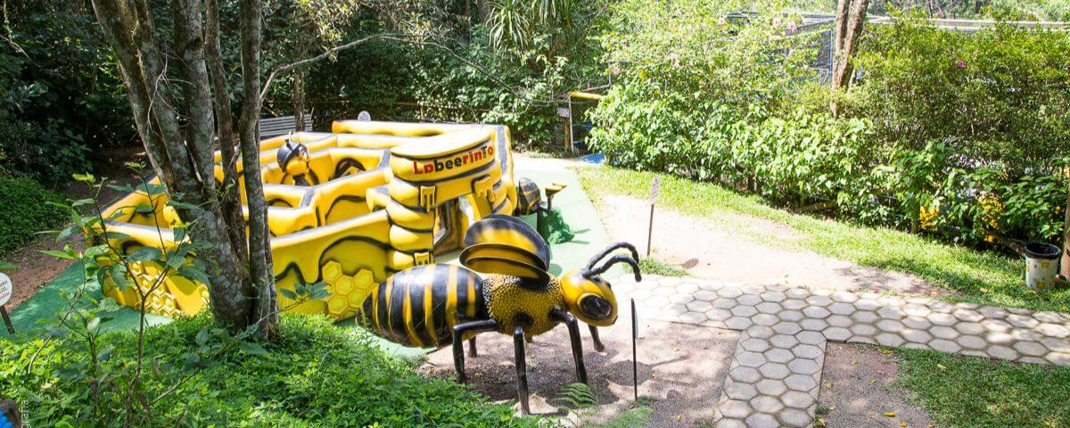Estátua de abelha na Cidade das Abelhas, uma ótima ideia de passeio para fazer neste Dia Nacional da Família. 