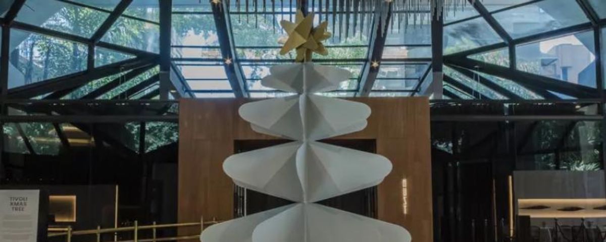 A árvore de Natal do Tivoli é branca, com uma estrela dourada na ponta, e um estilo moderno. 