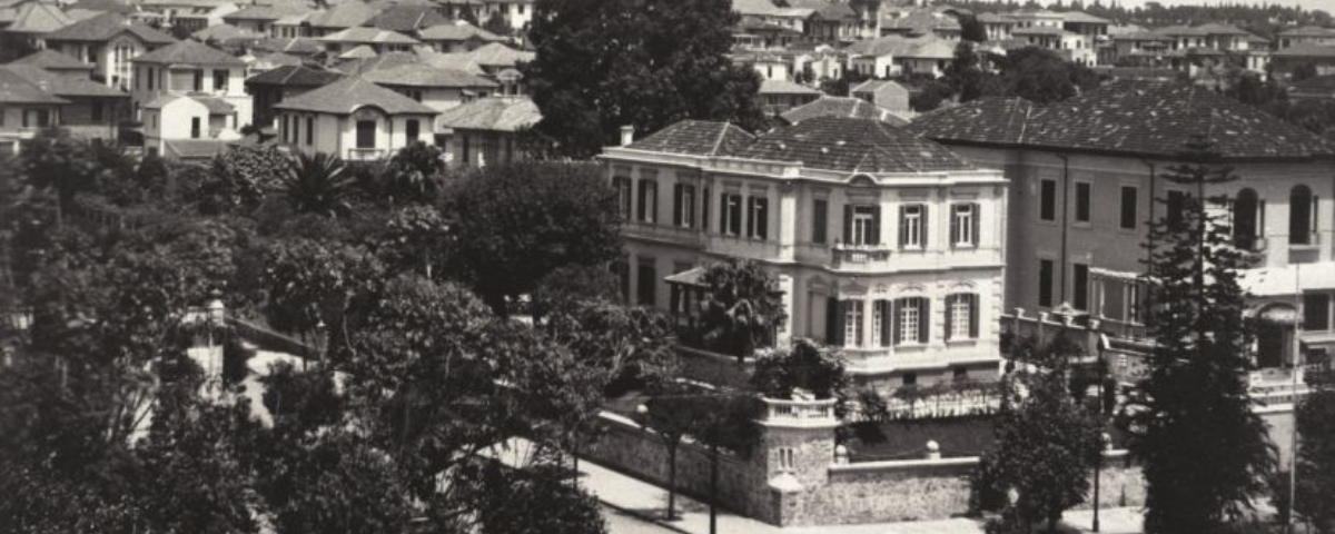 Imagem em preto e branco, que retrata o bairro de Higienópolis no século passado. 