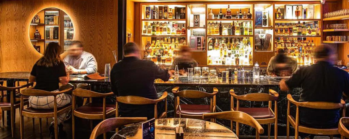 O Caledonia Bar é outra opção entre os bares para date, com um balcão onde as pessoas sentam para degustar os drinks. 