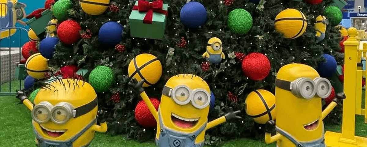 Personagens dos Minions em frente a árvore de Natal em Shopping de SP. Mais uma opção de passeio para as férias de dezembro! 