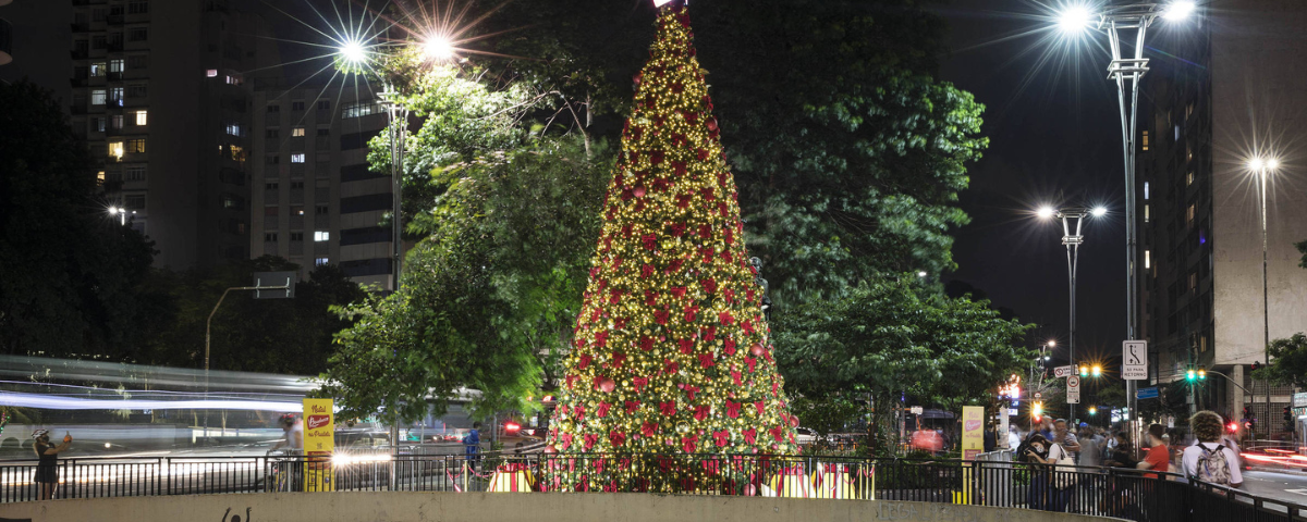 Uma grande Árvore de Natal foi montada na Avenida Paulista, com decoração verde e vermelha. 