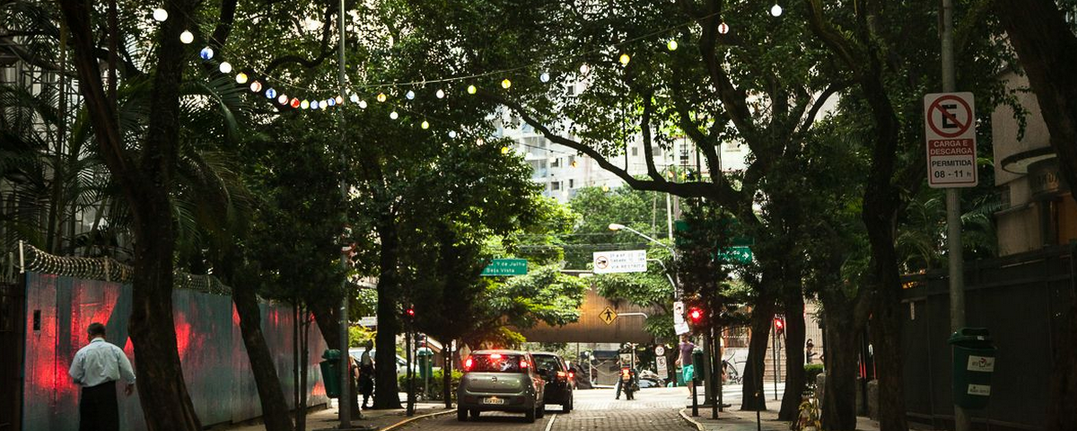 A Rua Avanhandava possui diversas árvores e luminárias penduradas. 